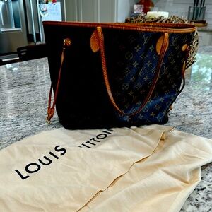 Louis Vuitton Neverful MM! Great condition and what a find for anyone!
